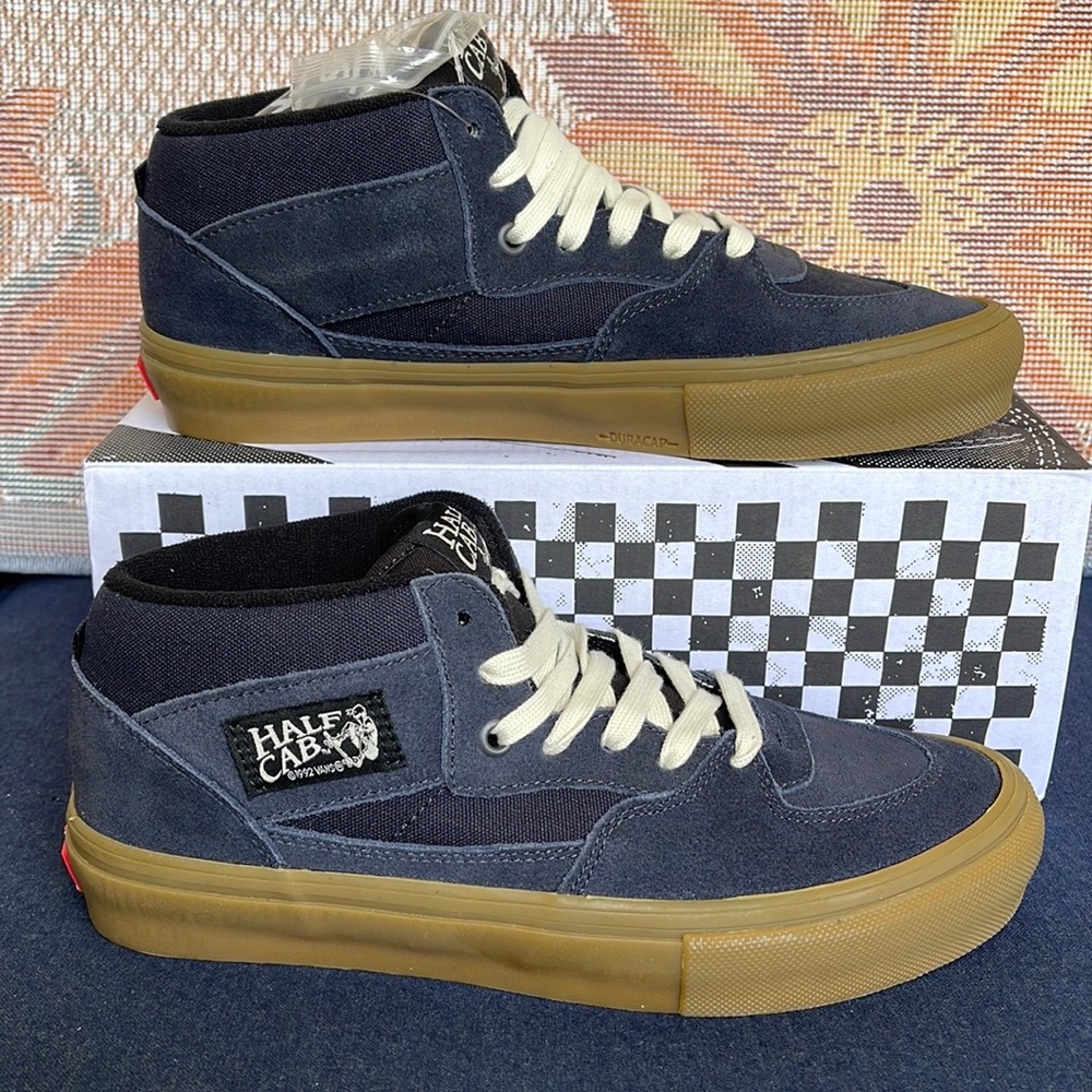 Vans Men’s Skate Half Cab
Navy/Gum
VN0A5FCDNGM
Sneakers - Picture 1 of 16